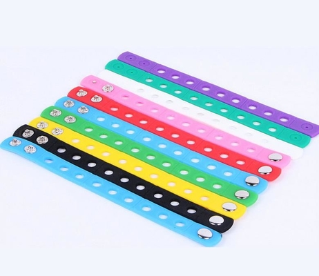 Braceletes da borracha de silicone do presente do esporte ajustáveis com com encantos do PVC