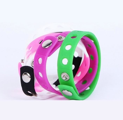 Os furos relativos à promoção denominam braceletes ajustáveis, botão de borracha colorido do metal dos braceletes