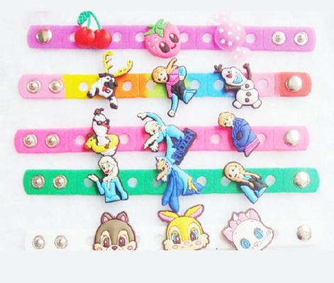 Braceletes da borracha de silicone do presente do esporte ajustáveis com com encantos do PVC