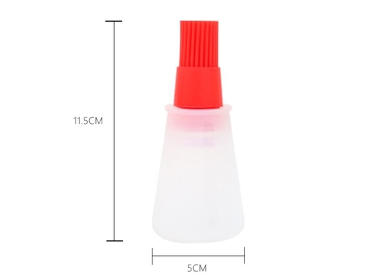 O BBQ do produto comestível utiliza ferramentas a garrafa branca do óleo de silicone com escova colorida