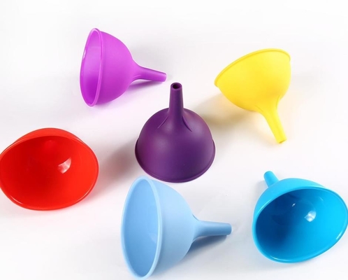 Ferramentas padrão da cozinha do funil do óleo de silicone do produto comestível do funil do tamanho de M