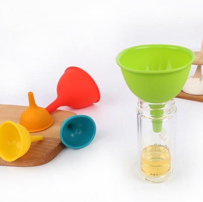 Ferramentas padrão da cozinha do funil do óleo de silicone do produto comestível do funil do tamanho de M