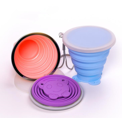 BPA livram o copo dobrável do esporte do silicone do produto comestível com correia longa