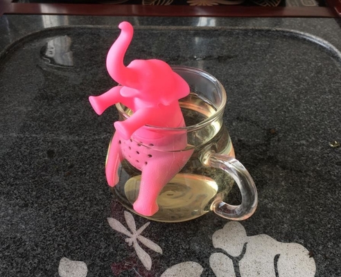 O animal do elefante cor-de-rosa deu forma aos filtros BPA do chá do silicone do produto comestível livres