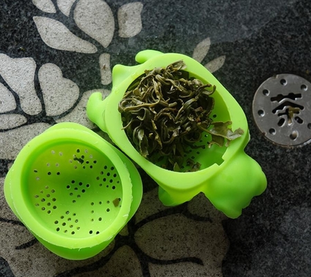 O animal da cor verde deu forma a filtros do chá do silicone do produto comestível da tartaruga