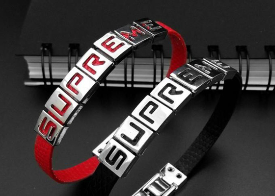 DIY personalizou o punho A dos braceletes do couro do plutônio - encanto das letras da corrediça de Z