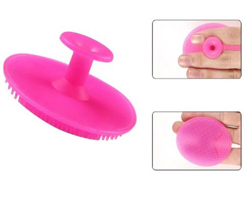 Escova de limpeza facial do silicone oval macio super de FDA para o corpo e a cara
