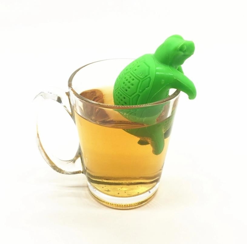 O animal da cor verde deu forma a filtros do chá do silicone do produto comestível da tartaruga